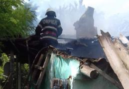 Locuință distrusă de jar căzut din sobă - FOTO