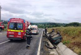 Accident grav! Doi tineri răniți după ce o mașină a rupt mai multe indicatoare apoi s-a dat peste cap!