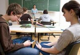 Atenție elevi! Regulamentul școlar va fi modificat! Elevii își vor lăsa telefoanele, în timpul orelor, într-o zonă special amenajată în clasă