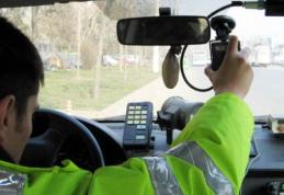 Doi șoferi au confundat drumunl național cu o pistă de raliu. Permisele, suspendate!