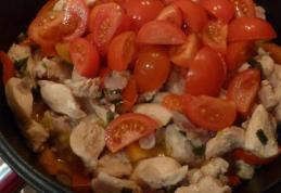 Piept de găină cu ceapă și roșii cherry