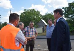 Lucrări de asfaltare inspectate de prefect - FOTO