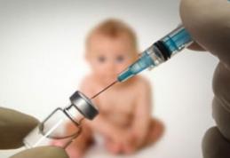 Trucul care ajută copii să plângă mai puțin când sunt vaccinați