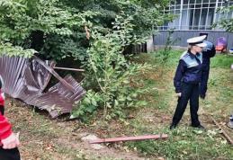 Accident! Și-a distrus mașina și a făcut praf un gard. Vezi ce alcoolemie avea șoferul - FOTO