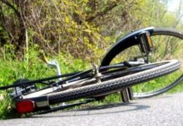 Adolescent aflat pe bicicletă rănit după ce nu a acordat prioritate unui autoturism. Șoferul a plecat de la locul accidentului!