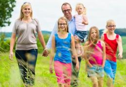 Mamele cu 3 copii, la pensie mai devreme cu 6 ani