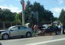 Două persoane au ajuns la spital după un carambol cu trei mașini produs de un șofer din Darabani