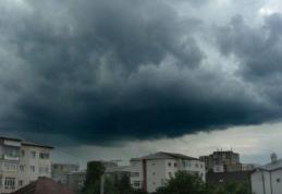 ALERTĂ METEO. Ploi puternice, furtuni și descărcări electrice în 8 județe. Vezi zonele lovite!