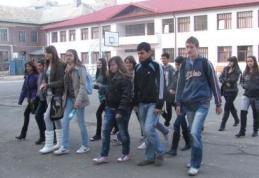 Accesul în şcoli se face pe bază de cartelă din toamnă. Adio absenţe motivate uşor