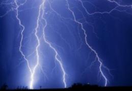 Ce să nu faci niciodată când fulgeră: Îţi poţi risca viaţa!