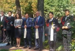 Ceremonie militară de depuneri de coroane la monumentul eroilor din curtea Detașamentului de Pompieri Dorohoi - FOTO  