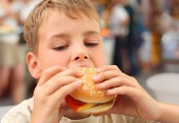 Greșelile părinților care duc la obezitatea copiilor