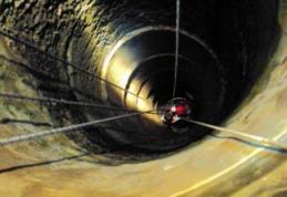 Bărbat căzut într-o fântână de 12 metri, salvat de pompieri