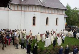 Biserica „Sfântul Prooroc Ilie” din Dealul Mare, a fost sfințită de Înaltpreasfinţitul Părinte Teofan - FOTO