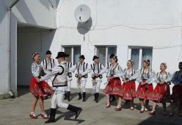 Un dar muzical al Ansamblului Strugurașul - Ungheni, pentru bătrânii de la Centrului de Îngrijire și Asistență Dorohoi - FOTO