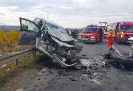 Accident spectaculos! O mașină suspendată pe un parapet și trei persoane transportate la spital!