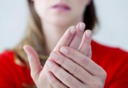 De ce îţi amorţesc, de fapt, degetele de la mâini