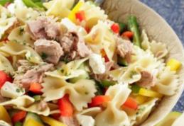 Salată colorată cu paste și șuncă