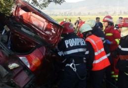 Din pasager a ajuns pacient... Un autoturism scăpat de sub control a părăsit carosabilul şi s-a prăbuşit pe câmp