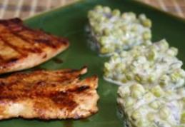 Piept de curcan cu garnitură de mazăre