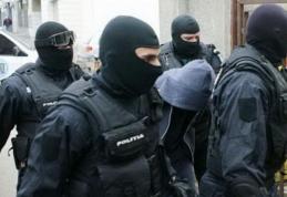 Mii de pachete de țigări confiscate și 12 persoane duse la audieri în urma perchezițiilor