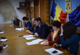 Pe lângă lapte, corn și măr, preșcolarii și școlarii vor primi și biscuiți