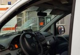 Echipaj de la ambulanța Botoșani atacat cu pietre de rudele unei bolnave. Pacienta a murit, până la sosirea polițiștilor!