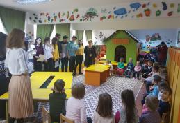 Membrii Cercului de lectură de la Școala 7 Botoșani, în vizită la „Piticii” de la Grădinița „Albă ca Zăpada” Dorohoi - FOTO