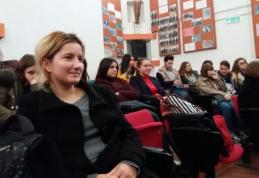 Activitate interactivă între elevi și presă desfășurată în amfiteatrul Colegiului „Grigore Ghica” Dorohoi