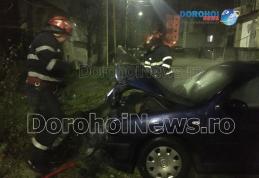 Mașină cuprinsă de flăcări într-o parcare din municipiul Dorohoi – VIDEO / FOTO