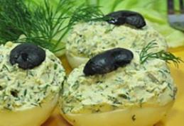 Ouă umplute cu castraveciori murați, verdețuri și brânză