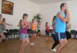 Trupa de majorete se pregătește pentru prima reprezentație