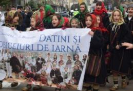 „Din străbuni, din oameni buni” – Botoșani, parada formațiilor de datini și obiceiuri - FOTO