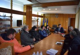 Întâlnire convocată de prefect cu proprietarii din blocul afectat de explozie şi reprezentanţii Delgaz Grid şi ai proiectantului