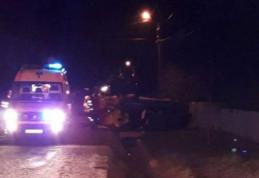 La un pas de moarte! Un șofer s-a răsturnat cu maşina într-un şanţ. Martorii, ÎNGROZIŢI - FOTO