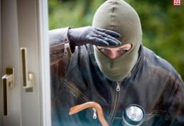 Tanar cercetat pentru furt din locuinţă 