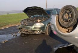 Accident cu două victime. O mașină s-a răsturnat după o ciocnire violentă!