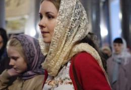 De ce poartă femeile batic în biserică