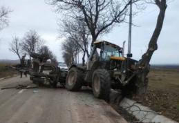 Accident la Cristești! Un bărbat a fost rănit, după ce a intrat cu tractorul într-un copac!