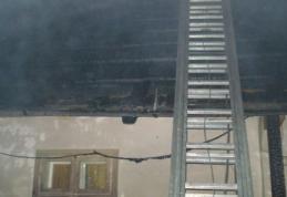 Fără acoperiș în mijlocul iernii după un puternic incendiu care le-a cuprins casele