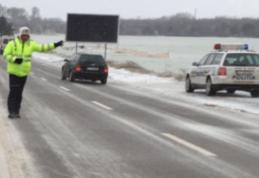 Trafic în condiţii de iarnă! Sporiţi atenţia când circulaţi pe drumuri acoperite cu zăpadă sau polei