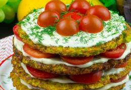 Tort aperitiv din dovlecei și roșii cu sos apetisant din smântână și usturoi!