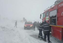 Ninsorile au făcut ravagii în ţară. Un deces, drumuri naționale închise și localități fără curent!