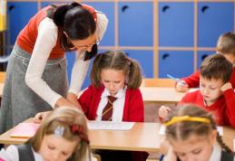 Noi reguli pentru educatori și învățători. Președintele Iohannis a promulgat legea