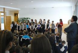 Școala Gimnazială „Cornerstone” Dorohoi: Mihai Eminescu – o punte către suflet...