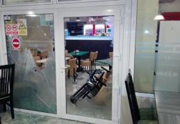 Tinerii care au provocat scandalul dintr-o pizzerie reținuți de polițiști