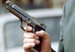 Bărbat cercetat pentru că a încercat să vândă două pistoale pe o rețea de socializare