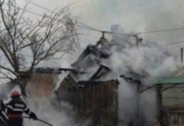 Locuință distrusă parțial de un jar căzut din sobă