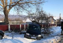 Trei oameni în spital și două mașini distruse după o manevră greșită - FOTO