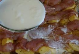 Pui la cuptor pe pat de cartofi